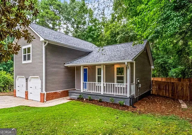 Photo 3 of Single family home for sale at 204 Groveland Dr, Peachtree City, GA 30269 | MLS# 10827017 | Listing updated on 2026-10-05