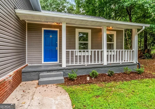 Photo 3 of Single family home for sale at 204 Groveland Dr, Peachtree City, GA 30269 | MLS# 10827017 | Listing updated on 2026-10-22