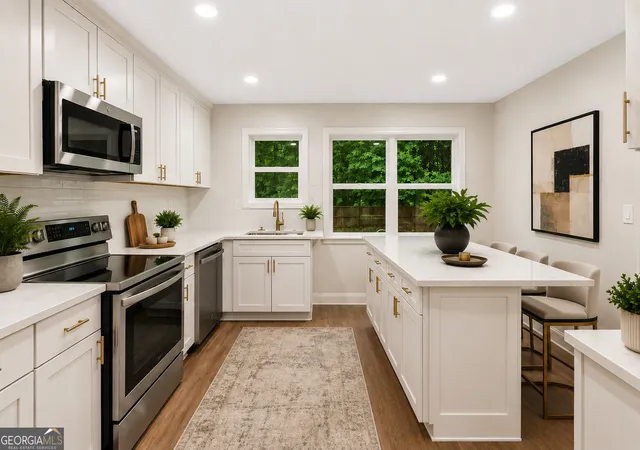 Photo 4 of Single family home for sale at 204 Groveland Dr, Peachtree City, GA 30269 | MLS# 10827017 | Listing updated on 2026-10-22