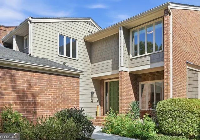 Photo 2 of Townhouse for sale at 3998 Columns Dr, Marietta, GA 30067 | MLS# 10844095 | Listing updated on 2026-09-11
