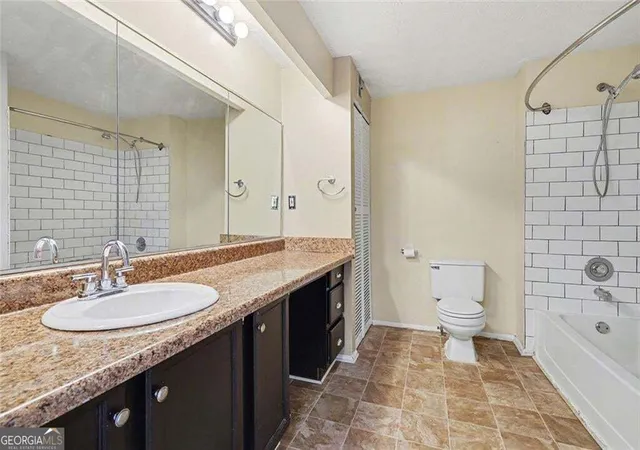 Listing Photo 5 - Condo for sale in building located at 1325 Kys Lake Dr NE, Brookhaven, GA 30319