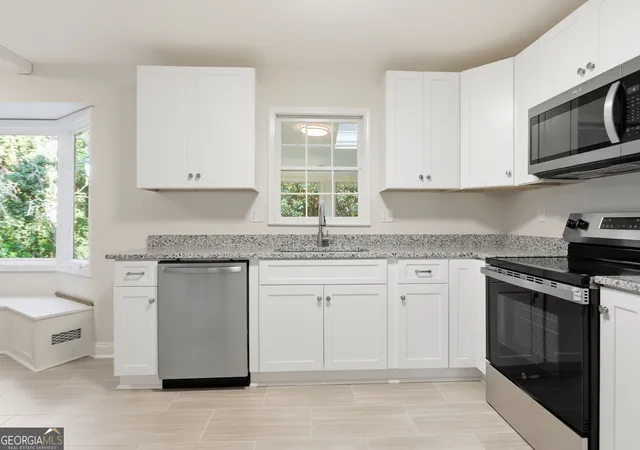 Photo 2 of Sale Pending at 1215 Lake Crst Ter, Roswell, GA 30075 | MLS# 10842049 | Listing updated on 2026-10-01