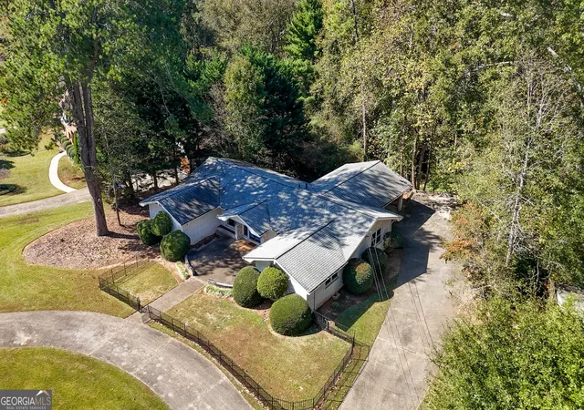 Photo 2 of Sale Pending at 9810 La View Cir, Roswell, GA 30075 | MLS# 10878627 | Listing updated on 2026-10-31