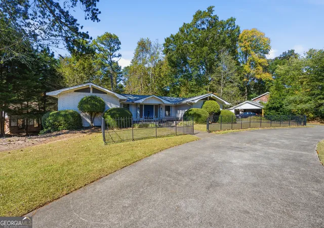 Photo 3 of Sale Pending at 9810 La View Cir, Roswell, GA 30075 | MLS# 10878627 | Listing updated on 2026-10-31