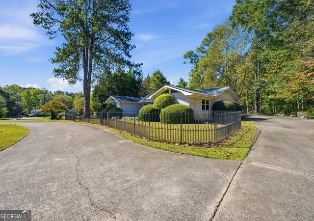 Photo 4 of Sale Pending at 9810 La View Cir, Roswell, GA 30075 | MLS# 10878627 | Listing updated on 2026-10-31