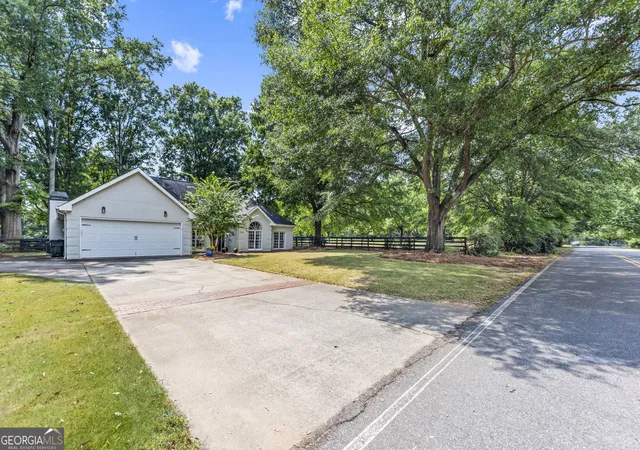 Photo 3 of Single family home for sale at 700 Skyline Dr, Madison, GA 30650 | MLS# 10835514 | Listing updated on 2026-09-11