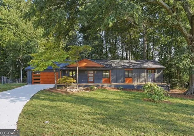 Photo 2 of Single family home for sale at 190 Crestwood Ct, Alpharetta, GA 30009 | MLS# 10847133 | Listing updated on 2026-09-30