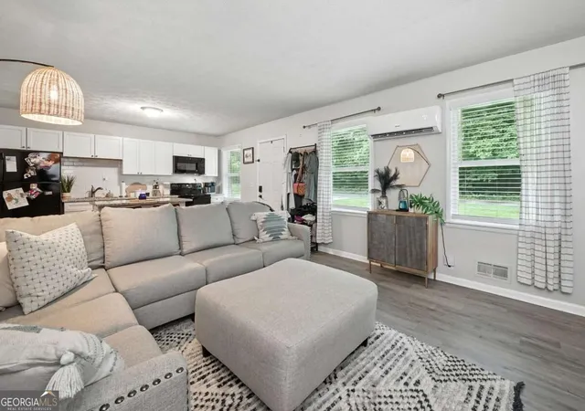 Photo 3 of Sale Pending at 933 Old Noonday Sch House Rd, Marietta, GA 30066 | MLS# 10838062 | Listing updated on 2026-09-08