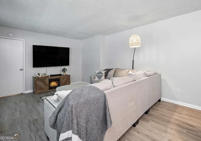 Listing Photo 4 - Condo for sale in building located at 933 Old Noonday Sch House Rd, Marietta, GA 30066