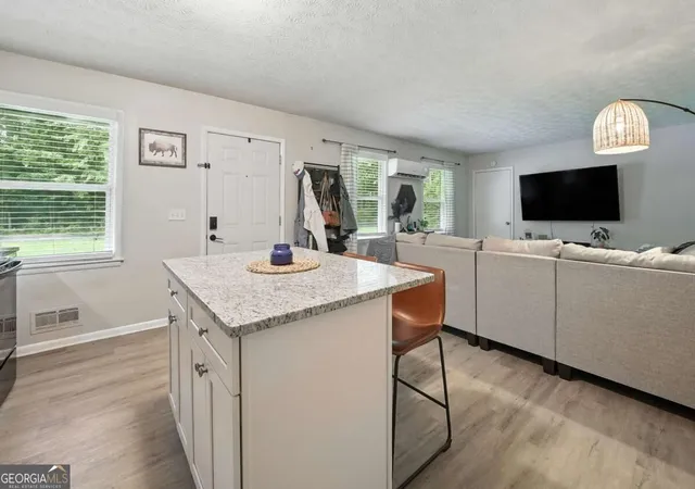 Listing Photo 5 - Condo for sale in building located at 933 Old Noonday Sch House Rd, Marietta, GA 30066