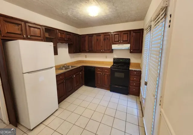 Photo 1 of Townhouse for sale at 631 Hunting Crk Ln SE, Conyers, GA 30013 | MLS# 10837471 | Listing updated on 2026-09-25