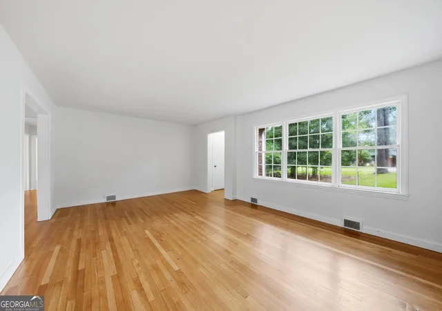 Photo 3 of Single family home for sale at 1825 Waverland Cir, Macon, GA 31211 | MLS# 10844031 | Listing updated on 2026-09-11