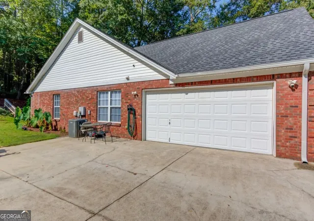 Photo 3 of Single family home for sale at 720 Overlook Dr, Winder, GA 30680 | MLS# 10851026 | Listing updated on 2026-10-06