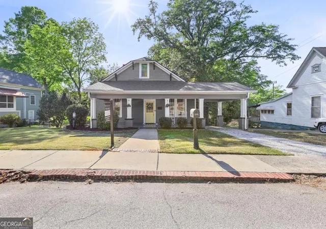 Photo 3 of Single family home for sale at 201 Oak St, Hogansville, GA 30230 | MLS# 10839739 | Listing updated on 2026-09-17