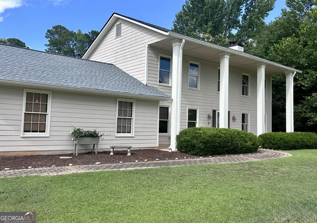 Photo 2 of Single family home for sale at 200 Hedgewood Ct, Peachtree City, GA 30269 | MLS# 10843841 | Listing updated on 2026-09-10