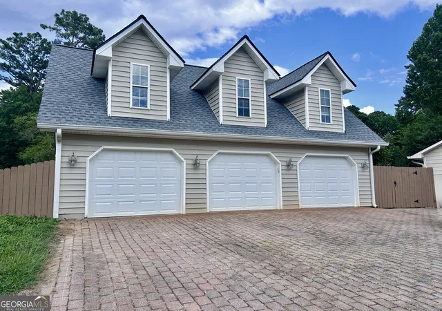 Photo 3 of Single family home for sale at 200 Hedgewood Ct, Peachtree City, GA 30269 | MLS# 10843841 | Listing updated on 2026-09-10