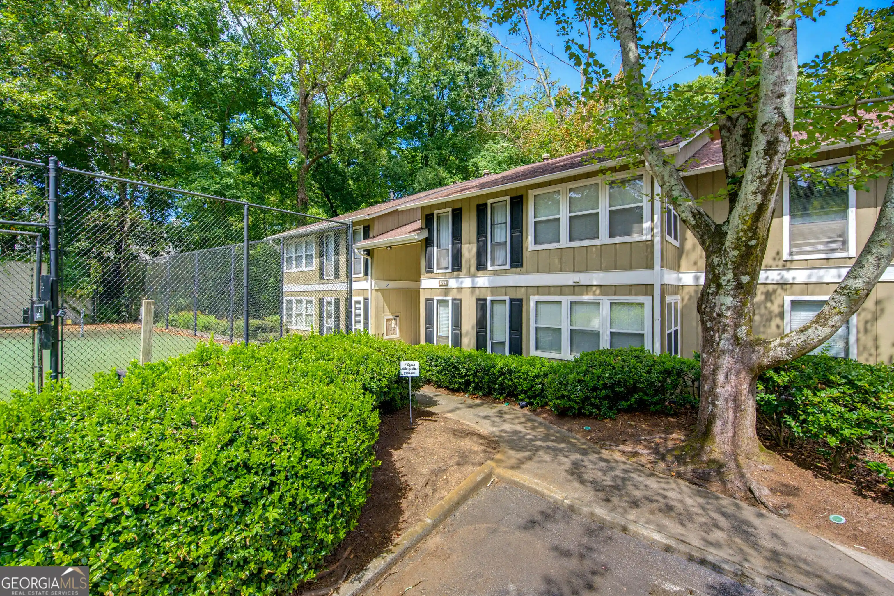 Listing Photo 2 - Condo for sale in 5159 Roswell Rd located at 5159 Roswell Rd, Sandy Springs, GA 30342 - Unit # 1/59