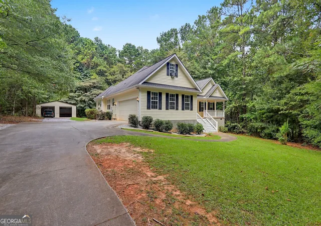 Photo 3 of Single family home for sale at 51 Creekwood Dr, Griffin, GA 30223 | MLS# 10843554 | Listing updated on 2026-10-03