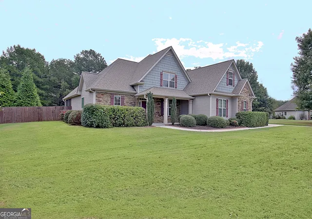 Photo 3 of Sale Pending at 154 Fieldstone Farms Dr, Senoia, GA 30276 | MLS# 10851905 | Listing updated on 2026-09-30