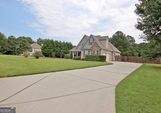 Photo 3 of Sale Pending at 154 Fieldstone Farms Dr, Senoia, GA 30276 | MLS# 10851905 | Listing updated on 2026-09-30