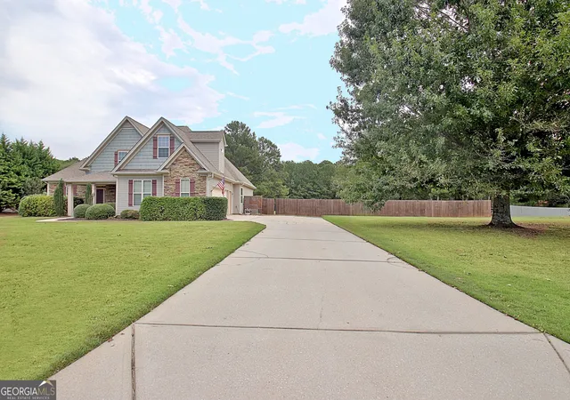 Photo 4 of Sale Pending at 154 Fieldstone Farms Dr, Senoia, GA 30276 | MLS# 10851905 | Listing updated on 2026-09-30