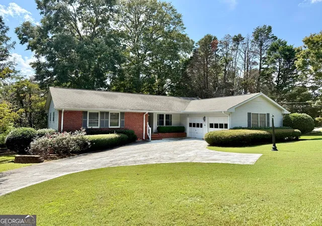 Photo 2 of Sale Pending at 5 Plantation Cir, Carrollton, GA 30117 | MLS# 10846902 | Listing updated on 2026-10-07