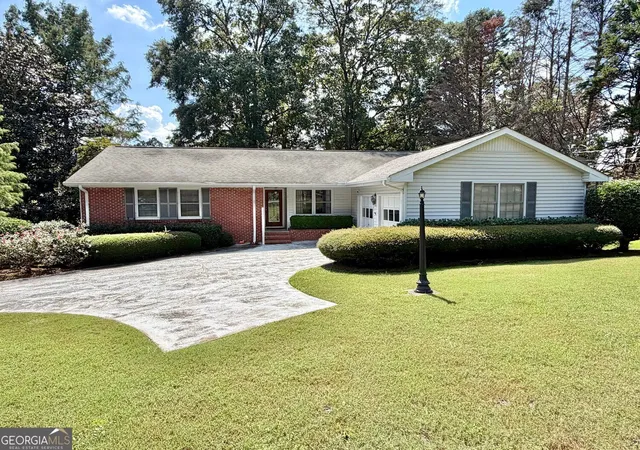 Photo 3 of Sale Pending at 5 Plantation Cir, Carrollton, GA 30117 | MLS# 10846902 | Listing updated on 2026-10-07