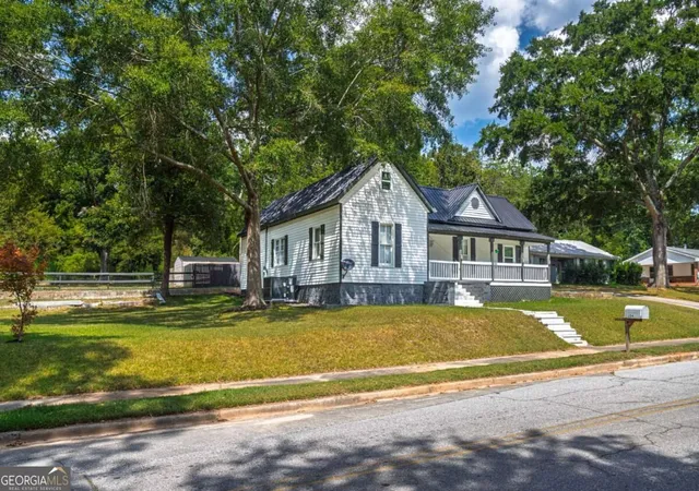 Photo 3 of Single family home for sale at 234 S Thomas St, Elberton, GA 30635 | MLS# 10840016 | Listing updated on 2026-09-18