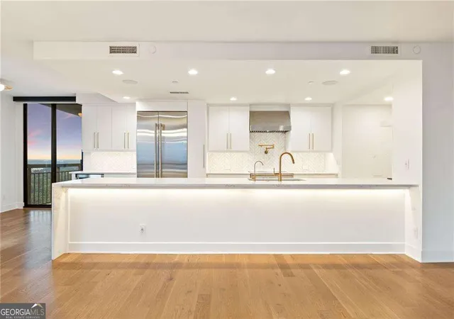 Photo 3 of Condo for sale at 3481 Lakeside Dr NE #P206, Atlanta, GA 30326 | MLS# 10853166 | Listing updated on 2026-10-09