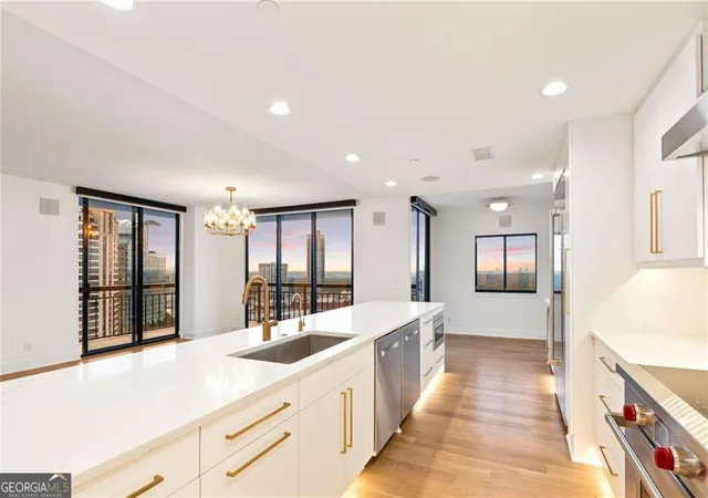 Photo 4 of Condo for sale at 3481 Lakeside Dr NE #P206, Atlanta, GA 30326 | MLS# 10853166 | Listing updated on 2026-10-09
