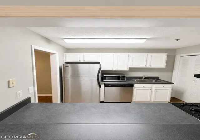 Listing Photo 5 - Condo for sale in building located at 4618 Vinings Central Run SE, Atlanta, GA 30080 - Unit #4618