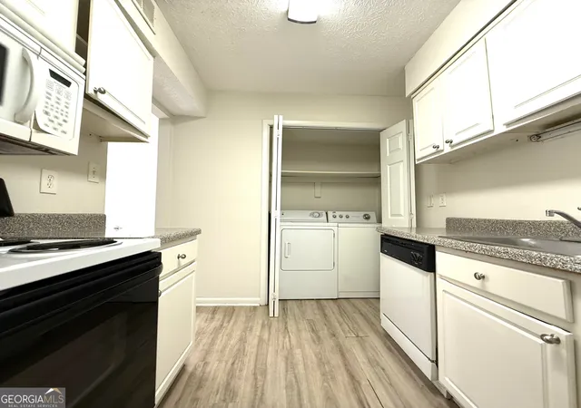 Listing Photo 2 - Condo for sale in building located at 5153 Roswell Rd, Sandy Springs, GA 30342 - Unit #2