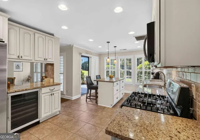 Listing Photo 5 - Condo for sale in building located at 3910 Ashford Lake Ct NE, Atlanta, GA 30319 - Unit #3910