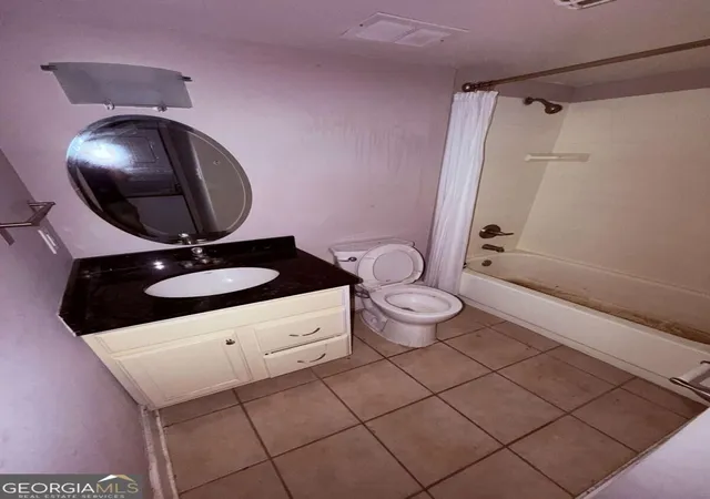 Listing Photo 2 - Condo for sale in building located at 2855 Peachtree Rd Ne, Atlanta, GA 30305 - Unit #103