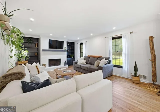 Photo 4 of Single family home for sale at 1465 Dallas Cir SW, Marietta, GA 30064 | MLS# 10852140 | Listing updated on 2026-10-08