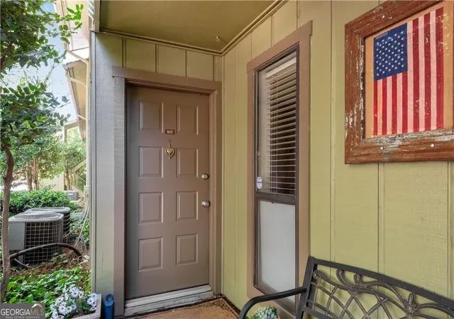 Listing Photo 3 - Condo for sale in building located at 605 Dunbar Dr, Dunwoody, GA 30338 - Unit #605