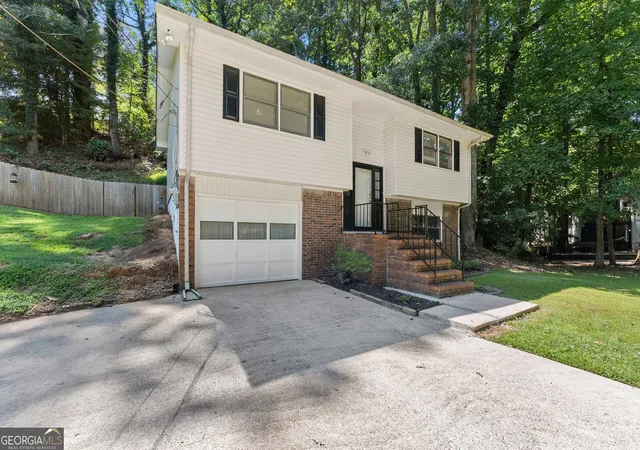 Photo 3 of Single family home for sale at 1421 Northwood Cir Ne, Gainesville, GA 30501 | MLS# 10836948 | Listing updated on 2026-09-09