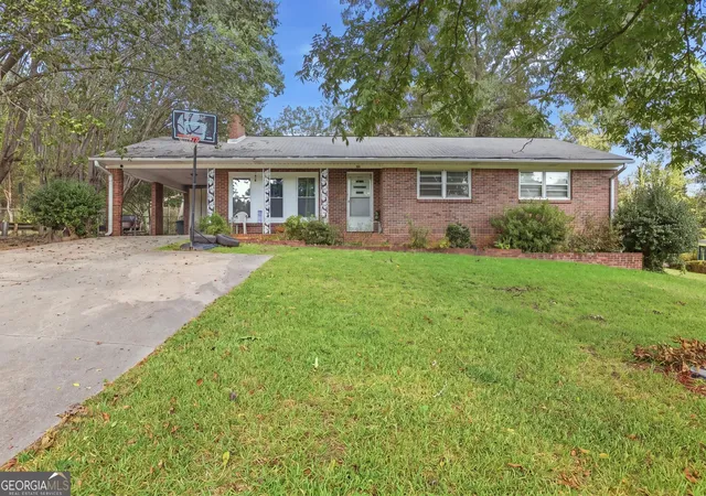 Photo 2 of Single family home for sale at 327 Poplar St, Toccoa, GA 30577 | MLS# 10853284 | Listing updated on 2026-10-09