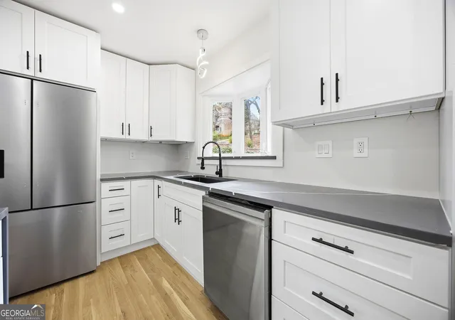 Photo 3 of Single family home for sale at 42 Belle Isle Rd, Atlanta, GA 30342 | MLS# 10835036 | Listing updated on 2026-10-03