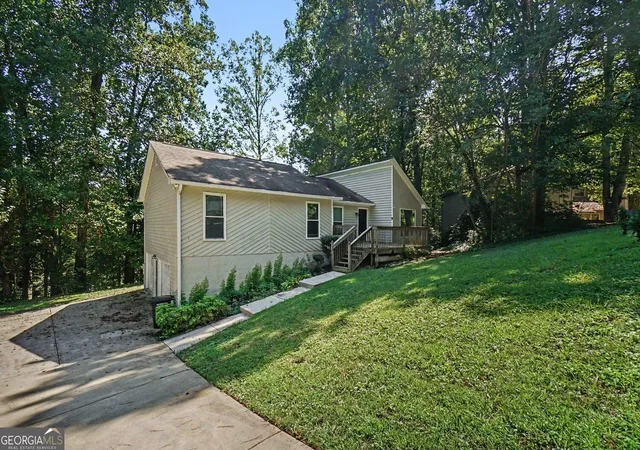 Photo 2 of Single family home for sale at 823 Moonlit Ln Nw, Acworth, GA 30102 | MLS# 10851886 | Listing updated on 2026-10-07