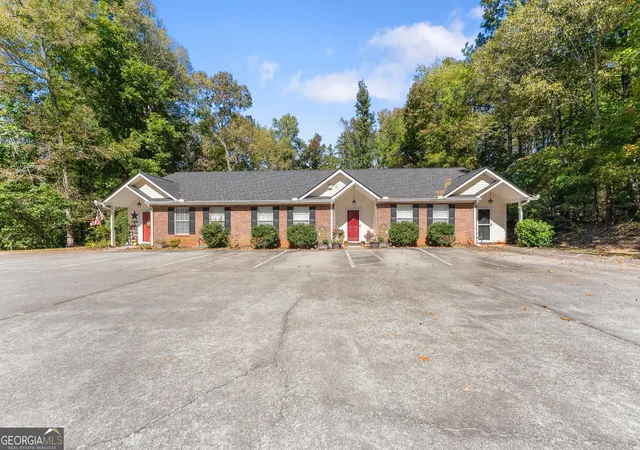 Listing Photo 1 - Condo for sale in building located at 4059 Hidden Holw Dr, Gainesville, GA 30506 - Unit #B