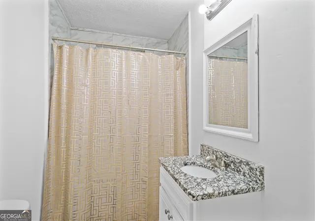 Listing Photo 5 - Condo for sale in building located at 1789 Taylor Ave, Atlanta, GA 30344