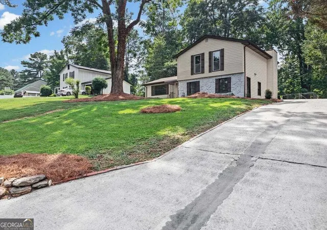 Photo 2 of Single family home for sale at 6883 Creekmoor Ln, Riverdale, GA 30296 | MLS# 10840143 | Listing updated on 2026-09-18