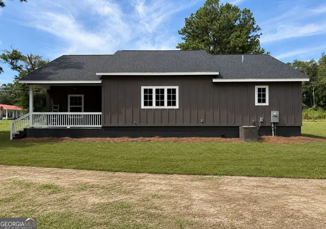 Photo 4 of Single family home for sale at 301 S Hull St, Sylvania, GA 30467 | MLS# 10841697 | Listing updated on 2026-09-22
