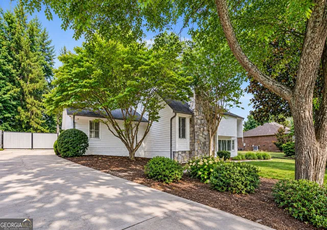 Photo 1 of Single family home for sale at 290 Saddle Lake Dr, Roswell, GA 30076 | MLS# 10842020 | Listing updated on 2026-09-09