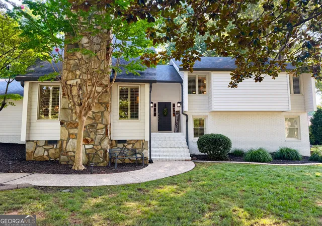 Photo 2 of Single family home for sale at 290 Saddle Lake Dr, Roswell, GA 30076 | MLS# 10842020 | Listing updated on 2026-09-09
