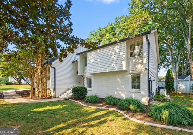 Photo 3 of Single family home for sale at 290 Saddle Lake Dr, Roswell, GA 30076 | MLS# 10842020 | Listing updated on 2026-09-09