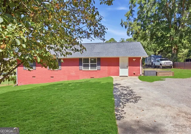 Photo 3 of Single family home for sale at 116 Smith St, Locust Grove, GA 30248 | MLS# 10853569 | Listing updated on 2026-10-09