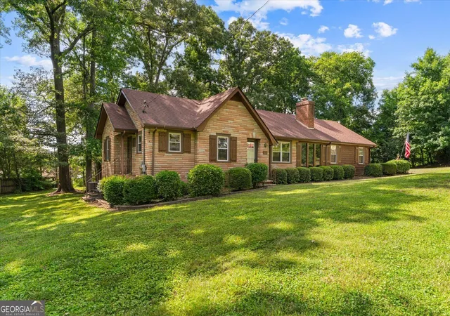 Photo 2 of Single family home for sale at 205 Mountain View Dr, Dalton, GA 30721 | MLS# 10846216 | Listing updated on 2026-09-28