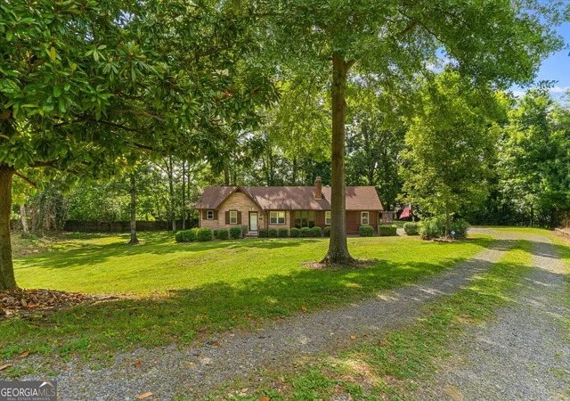 Photo 3 of Sale Pending at 205 Mountain View Dr, Dalton, GA 30721 | MLS# 10846216 | Listing updated on 2026-10-21